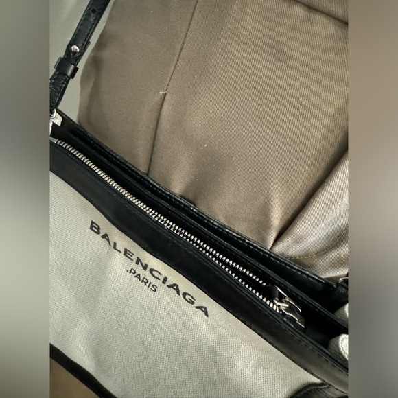 💯 Authentic Balenciaga sling bag - Picture 8 of 8